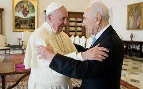 Pope Francis and Former Israeli President Shimon Peres embracing each other